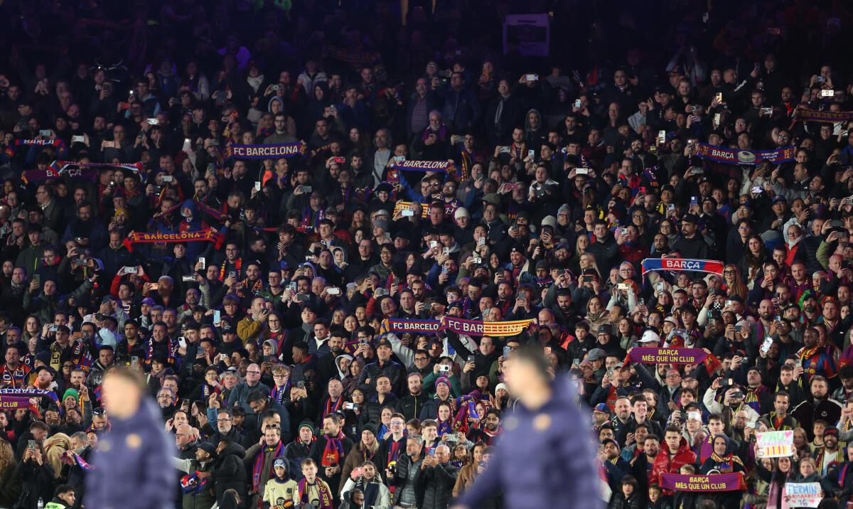 Mặc dù giá cắt cổ nhưng trận đấu gần như đã bán hết vé. Barca hy vọng có thể mở thêm chỗ ngồi vào năm 2026, và đạt đủ sức chứa 105.000 vào mùa giải tới.